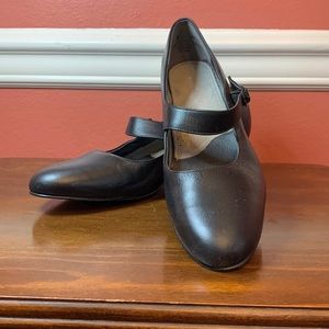 Ladies black pumps / never worn!